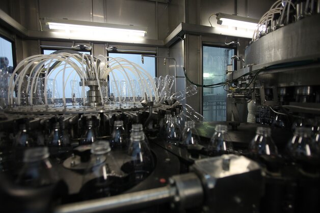 System rotacyjnego napełniania zastosowany w jednej z fabryk Charalambides Christis.