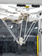 Robot typu DELTA zamontowany na górnej części konstrukcji stanowiska; źródło: Omron