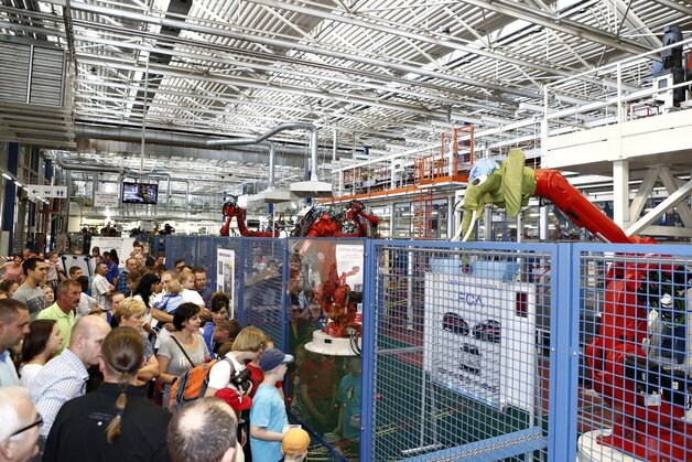 Roboty Comau na pikniku rodzinnym w fabryce Fiata w Tychach (fot. Comau)