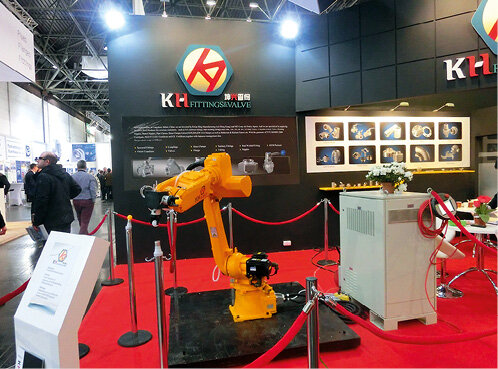 Robot przemysłowy był obecny m.in. na stoisku KH-Group (Chiny)