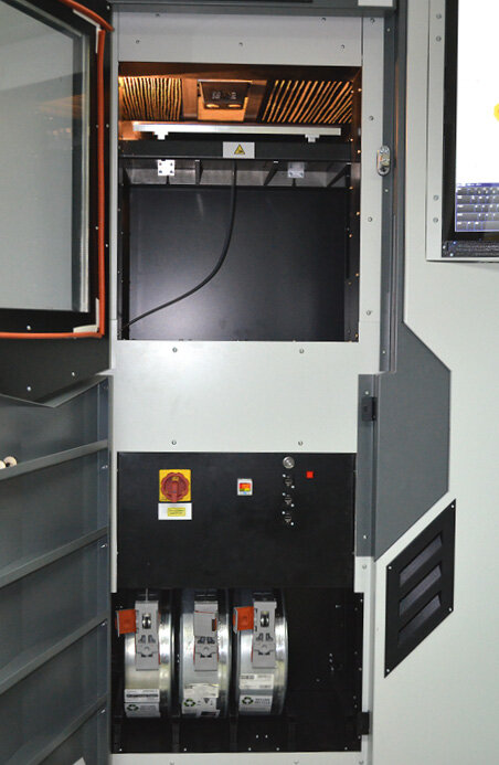 Fot. 3. Front maszyny FORIND 500 po otwarciu drzwi komory roboczej (u góry) i komory zasobnikowej (u dołu)