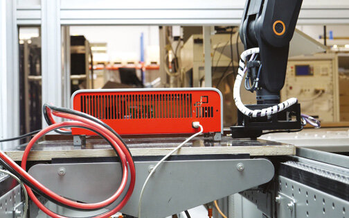 W ramieniu robota robolink zintegrowana jest elektrycznie przewodząca igła testowa do kontaktu z obudową oraz obsługi elementów sterowniczych w celu przeprowadzenia testu bezpieczeństwa GND; w zależności od wielkości obudowy przesuwa się do innej pozycji testowej