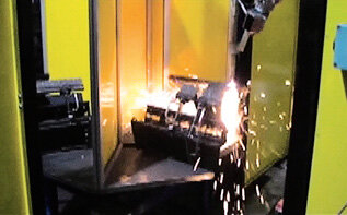 Stanowisko cięcia gazowego – robot KUKA KR5arc HW z czujnikiem laserowym wykrywającym położenie ciętych zwojów