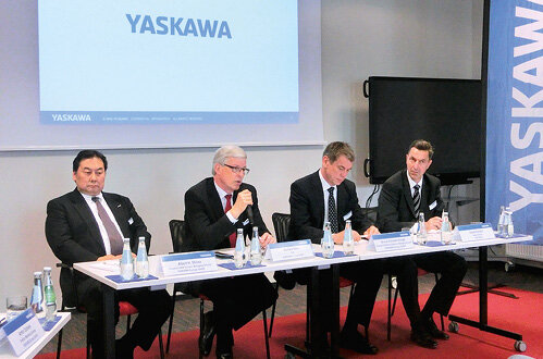 Przedstawiciele YASKAWA Europe GmbH (od lewej) Albert H. Shiina, Manfred Stern, Bruno Schnekenburger oraz Harald Benkert
