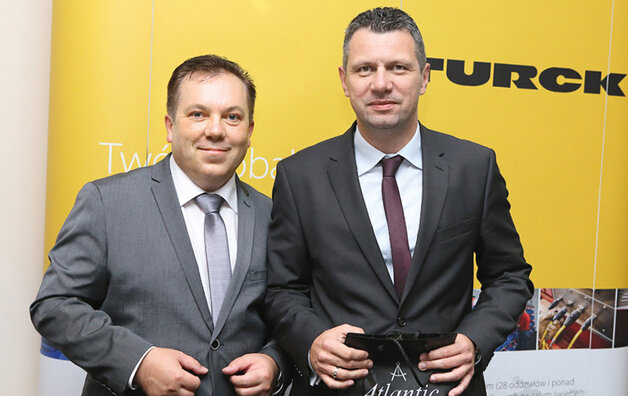 Andrzej Dereń, dyrektor techniczny polskiej spółki Turck z rąk Piotra Glinki odebrał nagrodę jako pracownik z najdłuższym stażem w firmie