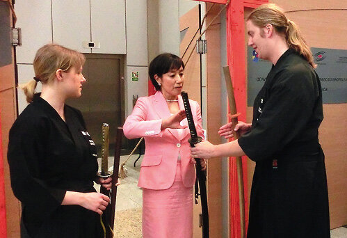 Kaori Matsutomi, żona ambasadora Japonii w Polsce z zaciekawieniem słuchała wyjaśnień zawodników kendo
