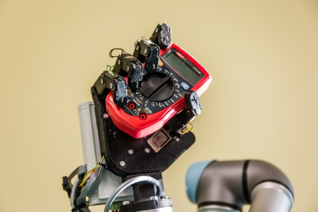 Robot UR3 wspiera naukowców w tworzeniu prototypu dłoni robotycznej
