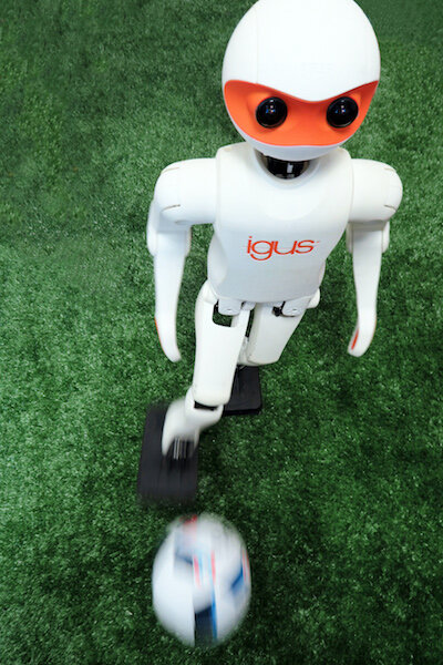Humanoidalna Platforma od igus zdobywa tytuł Mistrza Świata na międzynarodowych mistrzostwach RoboCup 2017 w kategorii Teen Size humanoidalnej ligi piłki nożnej (Źródło: AIS Uniwersytet w Bonn)
