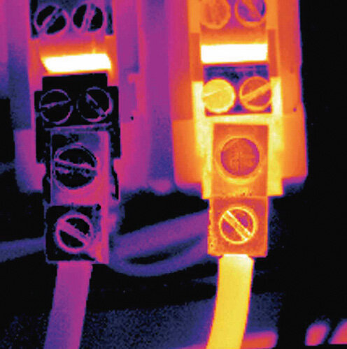 Termogram obrazujący zimne i przegrzane połączenie przewodów elektrycznych (fot. EneffTech)