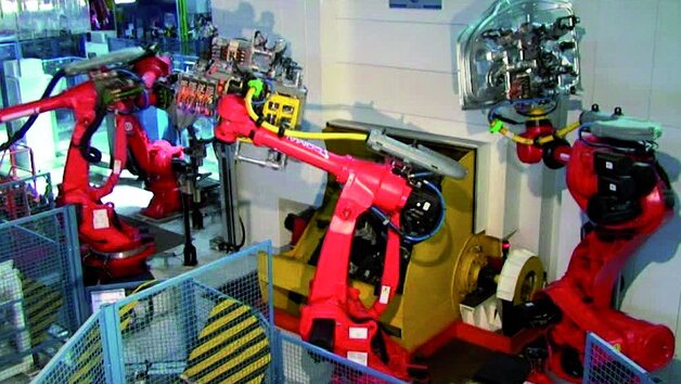 Robot podający elementy do zrobotyzowanego gniazda zgrzewania laserowego Comau zainstalowanego w zakładach Fiat w Cassino do zgrzewania drzwi modelu Lancia Delta
