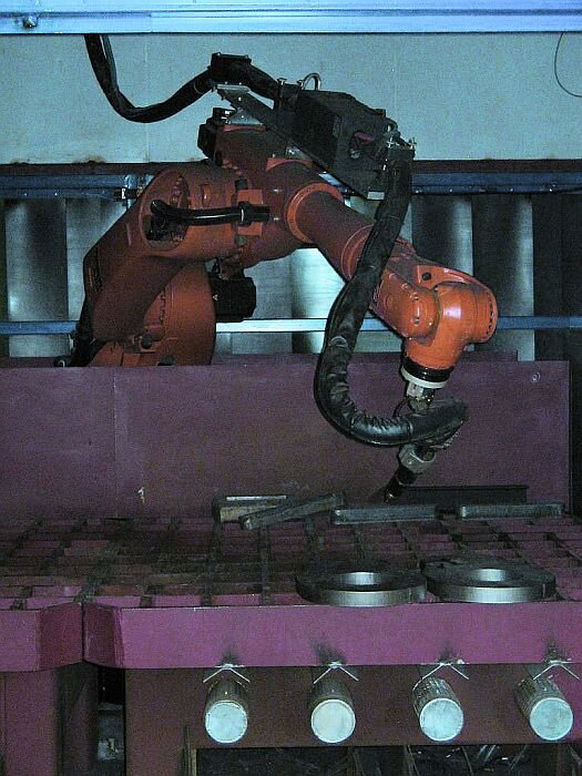 Rys. 2. Zrobotyzowane stanowiska ukosowania z technologią cięcia tlenowego wykorzystujące roboty KR 16 firmy KUKA·[Robotized cell for beveling with oxygen cutting technology and use of KUKA KR 16 robots]