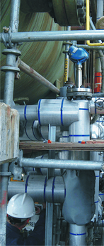 Falowodowy przetwornik poziomu Rosemount 5302 zamontowany w rafinerii na komorze separatora ropy i wody, pracujący w wysokiej temperaturze