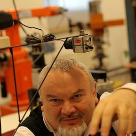 Profesor Ryszard Tadeusiewicz z robotem
