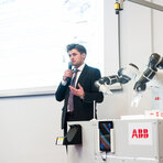 Lukasz Drewnowski ABB w trakcie prezentacji robota YuMi zdj. Maria Kowalska Arch. ABB