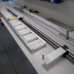 Na stanowisku do przeplatania sznurków w firmie Dormax, zastosowano prowadnice liniowe drylin T, które usprawniają  proces składania żaluzji