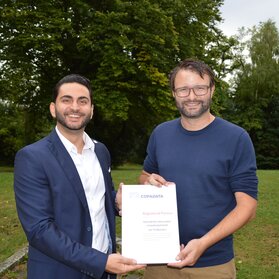 The chair of food packaging technology at the TUM becomes a COPA-DATA Registered Partner (on the left in the picture: George Yamanoglu, New Markets & Partner Consultant, COPA-DATA Germany; on the right in the picture: Stefan Flad, postgraduate and lecturer at the technical university’s chair of food packaging technology in Freising, Germany) (COPA-DATA)