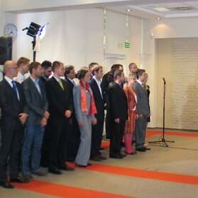 Premier Donald Tusk oraz pierwsza grupa 40 młodych naukowców, którzy wyjadą do USA w ramach programu Top 500 Innovators (fot. PAR)