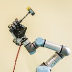 Robot UR3 wspiera naukowców w tworzeniu prototypu dłoni robotycznej 