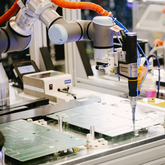 Cobot i płytka scalona