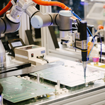 Cobot i płytka scalona