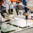 Cobot i płytka scalona