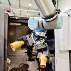 Cobot UR ładujący maszynę CNC