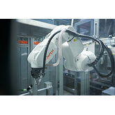 Roboty KUKA biorą udział w produkcji pokryw silnikowych w fabryce Bruss Polska