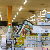 Coboty UR paletyzujące herbatę