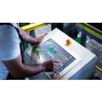 Terminale operatorskie, komputery i monitory przemysłowe. Fot. Freepik