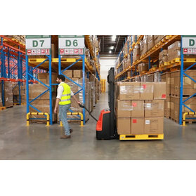 Wózek podnośnikowy masztowy czy zwykły paleciak? Co wybrać do swojej firmy?