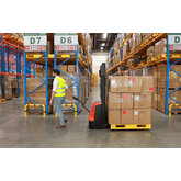 Wózek podnośnikowy masztowy czy zwykły paleciak? Co wybrać do swojej firmy?