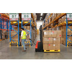 Wózek podnośnikowy masztowy czy zwykły paleciak? Co wybrać do swojej firmy?