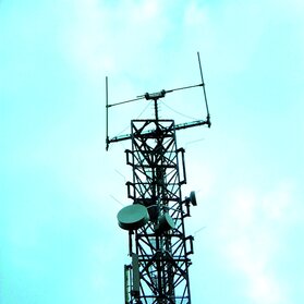 Fot. 1. Typowe anteny kierunkowe – źródła promieniowania w.cz. (wg [4]) [Typical directional antennas – HF radiation sources]