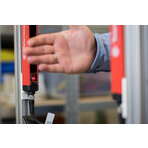 Przecięcie wiązki świetlnej przez rękę człowieka, źródło: ASTOR