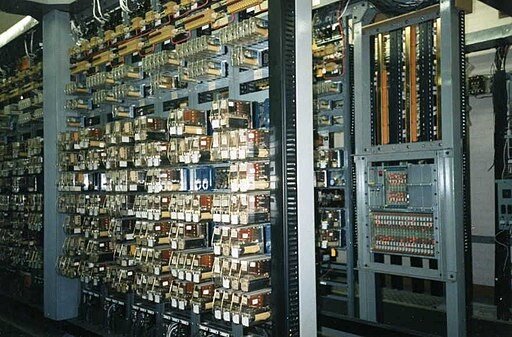 System sterowania z lat 80. XX wieku oparty o układy przekaźnikowo-stycznikowe, źródło: Internet