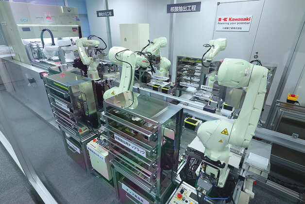 Roboty Kawasaki podczas realizacji testów PCR