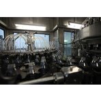 System rotacyjnego napełniania zastosowany w jednej z fabryk Charalambides Christis.