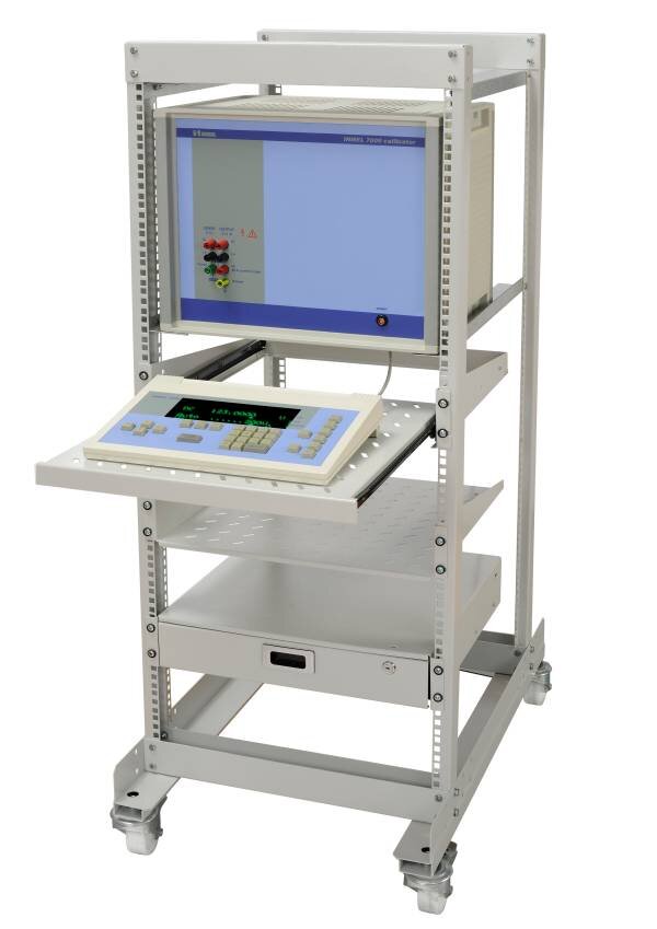 Kalibrator uniwersalny typu INMEL 7000