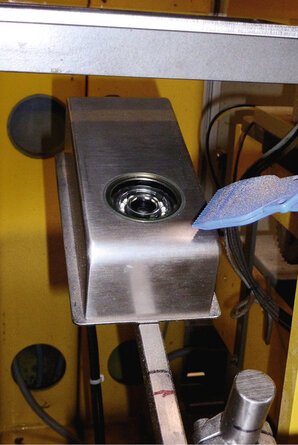 Specjalna obudowa zapewnia ochronę przed pyłem papierowym podczas inspekcji sześciopaków