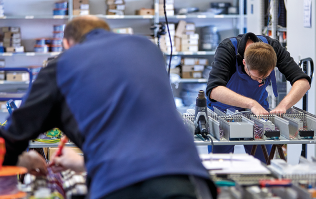 Budowa szaf sterowniczych jeszcze przez długi czas będzie bazować na umiejętnościach wyszkolonych elektryków