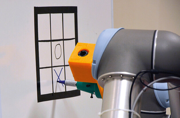 Duże zainteresowanie gości forum wzbudziła aplikacja interaktywna „kółko i krzyżyk”, w której użyto robota firmy Universal Robots i sześcioosiowego czujnika siły