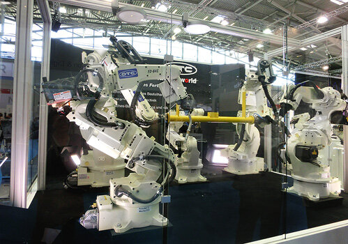 Uwagę zwiedzających przyciągało stoisko japońskiego producenta, firmy OTC-Daihen, prezentującej zrobotyzowane stanowisko spawalnicze, w którym pracowało pięć centralnie sterowanych robotów