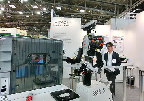 Na targach AUTOMATICA nie mogło zabraknąć robotów humanoidalnych, a wśród ich reprezentantów znalazł się dwuramienny robot Nextage nowej generacji firmy Hitachi High-Technologies