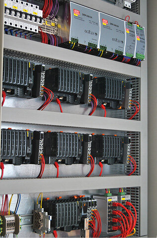 Każda ze 120 stacji, połączonych w redundantną sieć pierścieniową, jest sterowana zdalnym PLC B&R z serii X20 za pomocą ok. 100 kanałów I/O.  Lokalnie do monitorowania i obsługi jest wykorzystywanych 45 terminali Power Panel