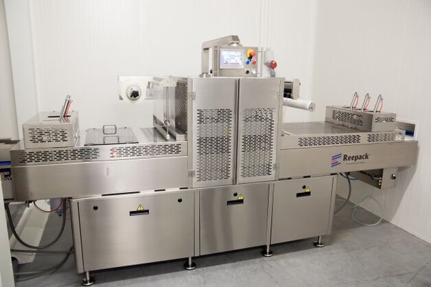 Fabryka sushi - maszyna do pakowania (fot. PR-imo)