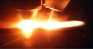 Fot. 2. Głowica spawania hybrydowego Plazma-MIG/MAG wraz z czujnikiem śledzenia spoiny zamontowane na ramieniu robota