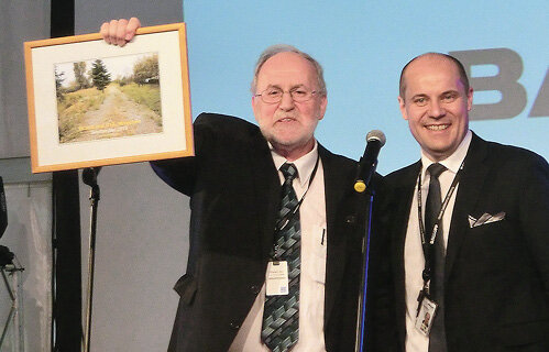 Rolf Loeffler (z lewej) wręczył prezesowi Pawłowi Stefańskiemu pamiątkowy obraz