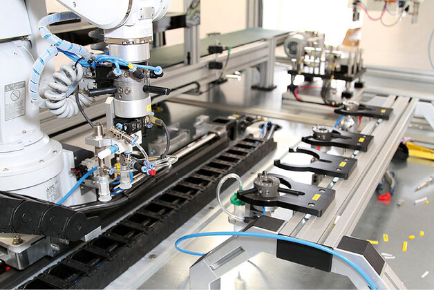 Robot z systemem wymiany narzędzi firmy Schunk zainstalowany na robocie Mitsubishi w Laboratorium Robotyki Wydziału Mechatroniki i Lotnictwa Wojskowej Akademii Technicznej