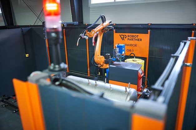 To, czy robot pracuje w jednej, czy w obu strefach jednocześnie, może być ustawiane z poziomu pulpitu operatora. W ten sposób stanowisko pozwala na bardzo elastyczne kreowanie produkcji.