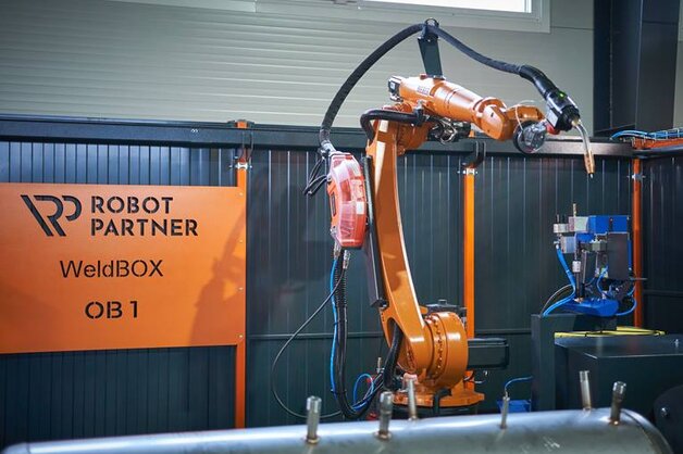Wszystkie newralgiczne elementy, takie jak beczka z drutem czy system czyszczenia fajki spawalniczej, zostały celowo umieszczone na jednej platformie z robotem